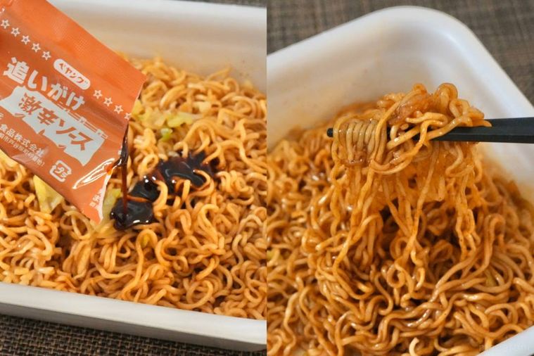 激辛ソースをかけてカップ焼きそばペヤングを黒い箸で食べる様子