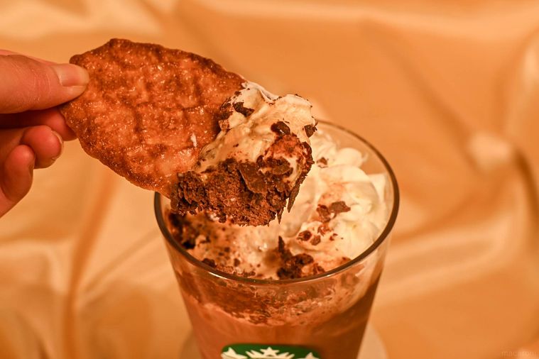 ワッフルをホイップにディップしているところ