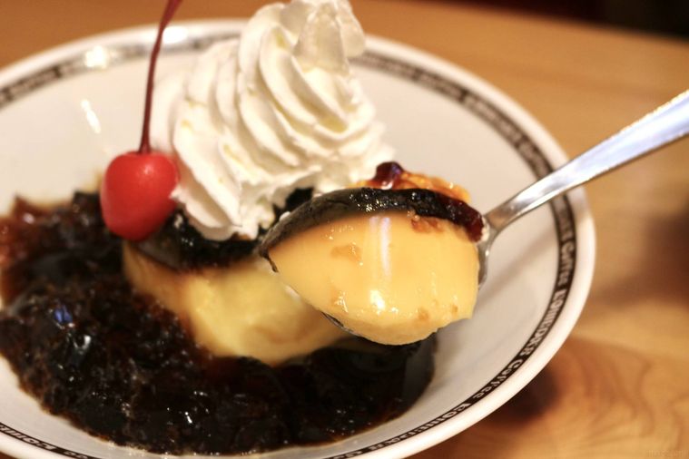 プリンをスプーンでとっている