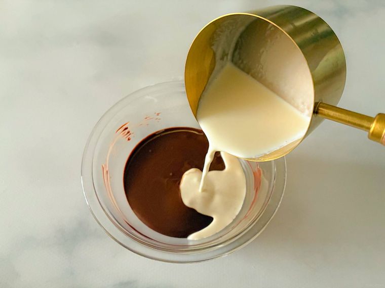 生クリームを入れた計量カップ