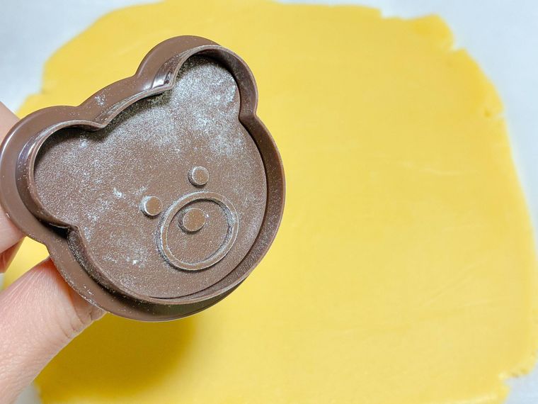 打ち粉をまぶしたプラクッキー型