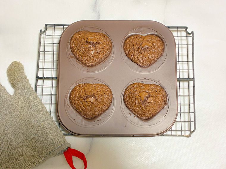 ハート焼き型に入れて焼いたガトーショコラ