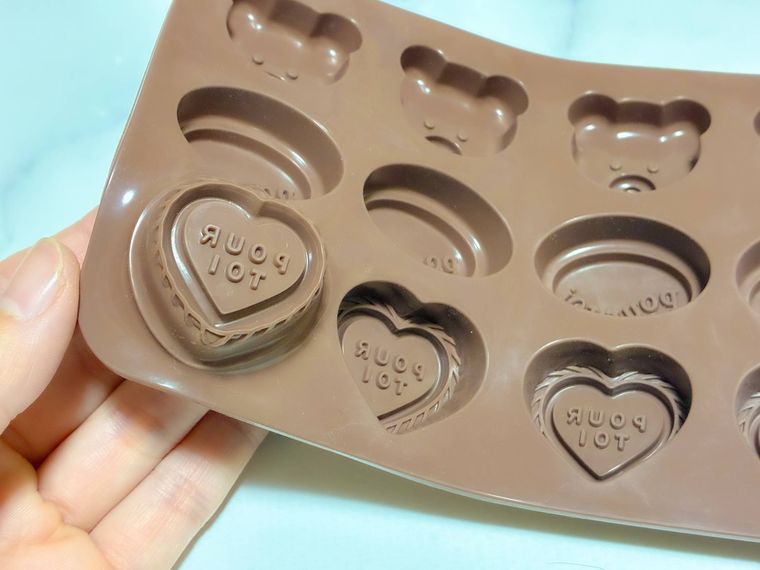 シリコン部分を押し出したシリコーンチョコレート型