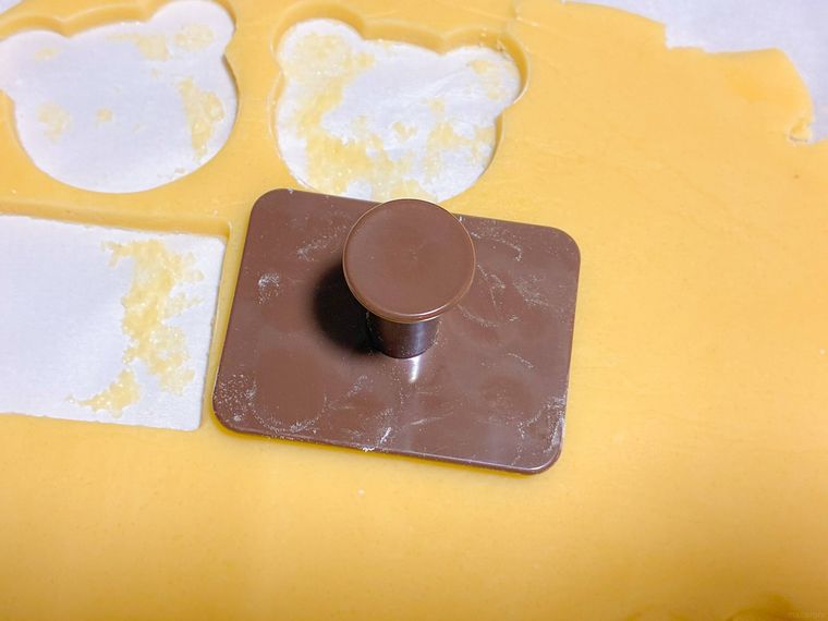 クッキー生地とプラクッキー型