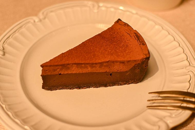 お皿にのったチョコレートタルト