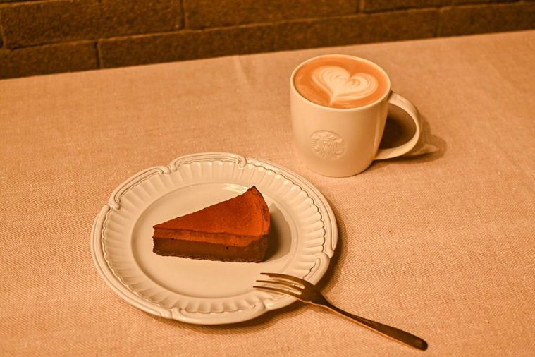 チョコレートタルトとラテ