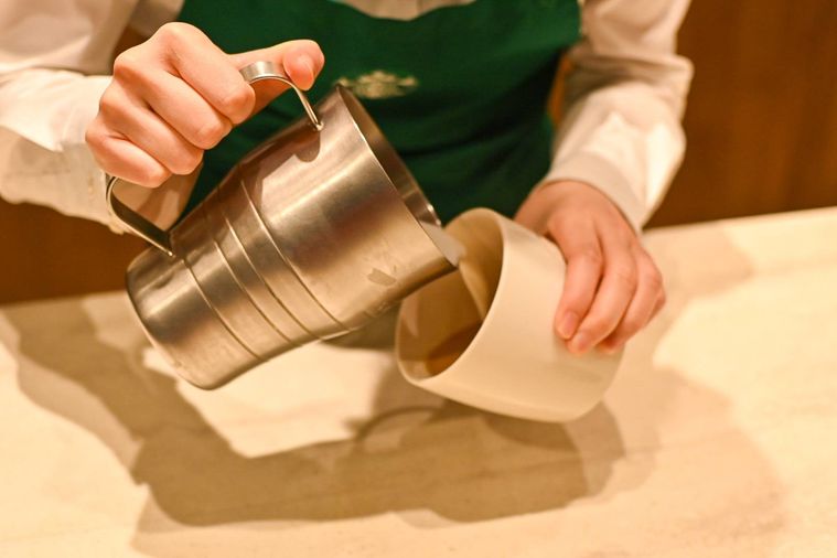 ラテを作っているところ