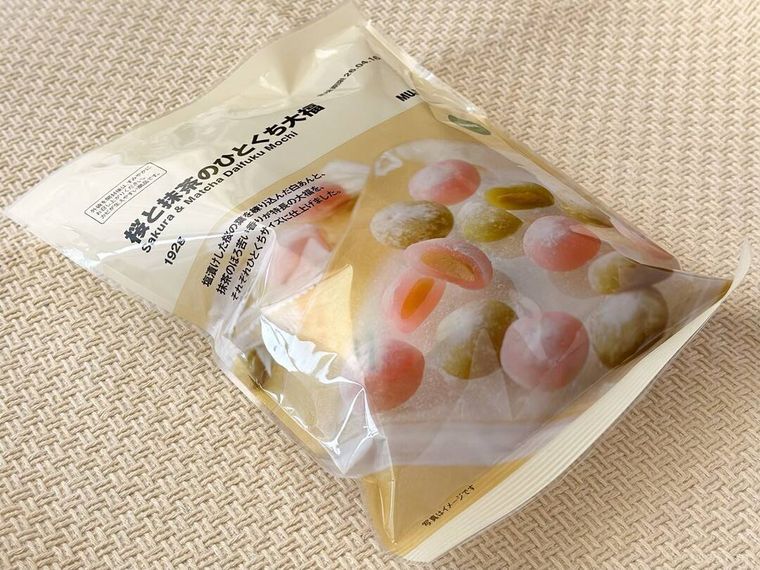 桜と抹茶のひとくち大福のパッケージが置かれている様子