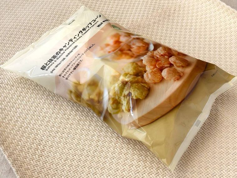 桜と抹茶のキャンディングポップコーンのパッケージが置かれている様子