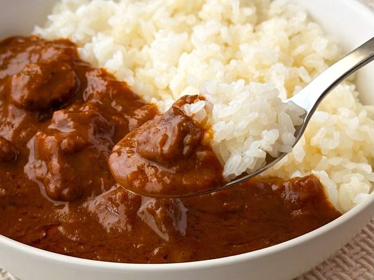 無印良品デミグラスソースの欧風ビーフカレーをスプーンで持ち上げている様子