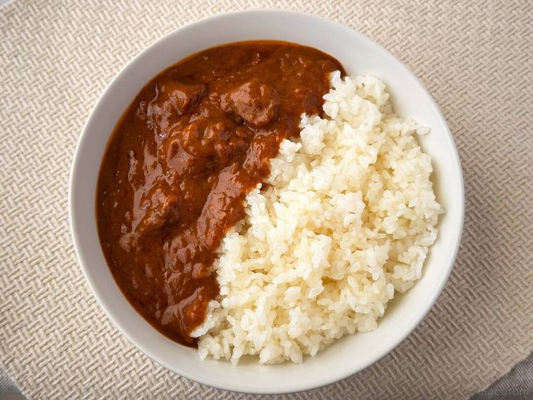 無印良品デミグラスソースの欧風ビーフカレーがテーブルの上に置かれている様子