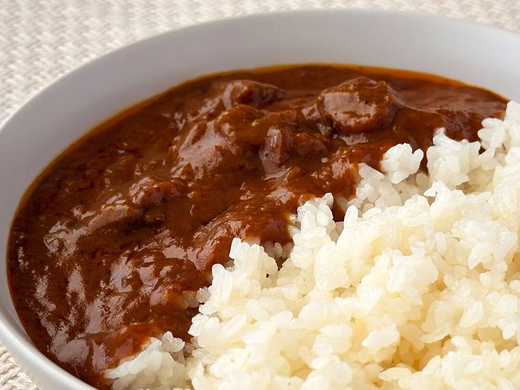 ご飯が添えられた無印良品のデミグラスソースの欧風ビーフカレーが置かれている様子