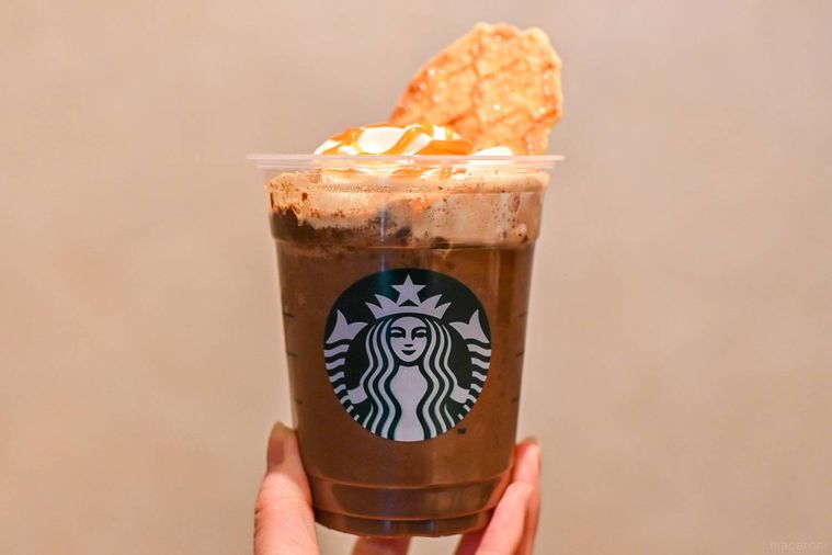 ドリンクを持っているところ