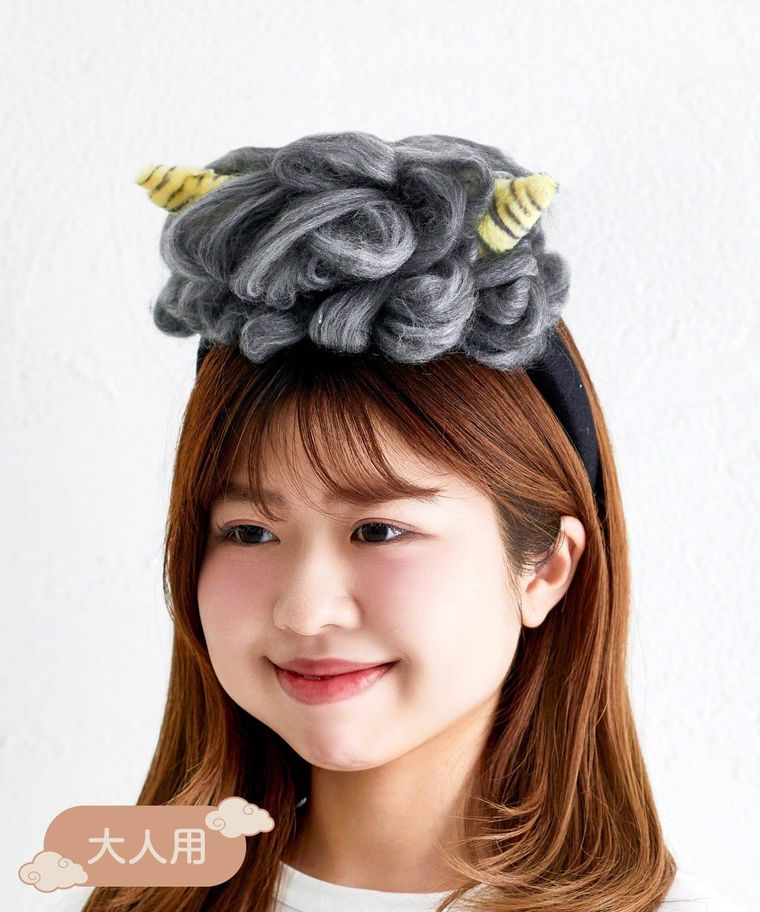 スリーコインズの大人用鬼カチューシャを付けた女性