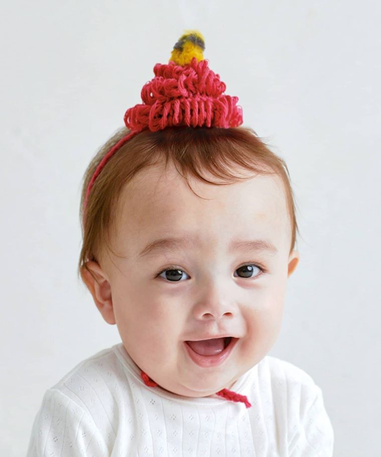 スリーコインズの鬼のウィッグSを付けた赤ちゃん