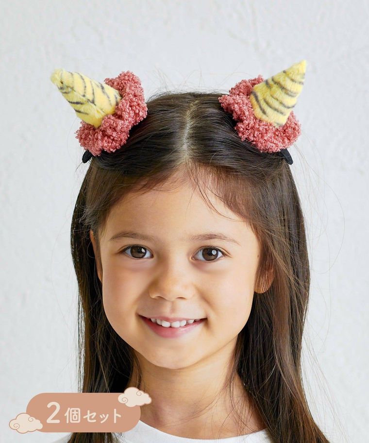 スリーコインズの鬼の角ボアクリップを付けた女の子