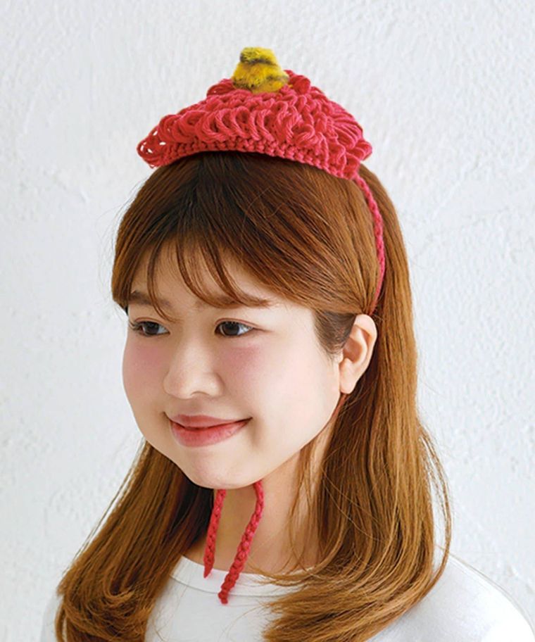 スリーコインズの鬼のウィッグLを付けた女性