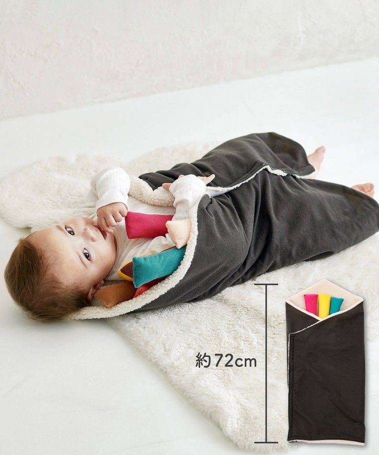 スリーコインズの恵方巻になれるセットにくるまれた赤ちゃん