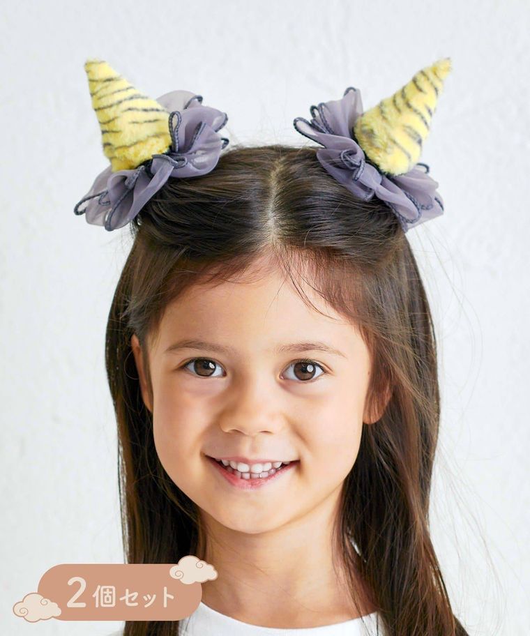 スリーコインズのチュール角クリップを付けた女の子