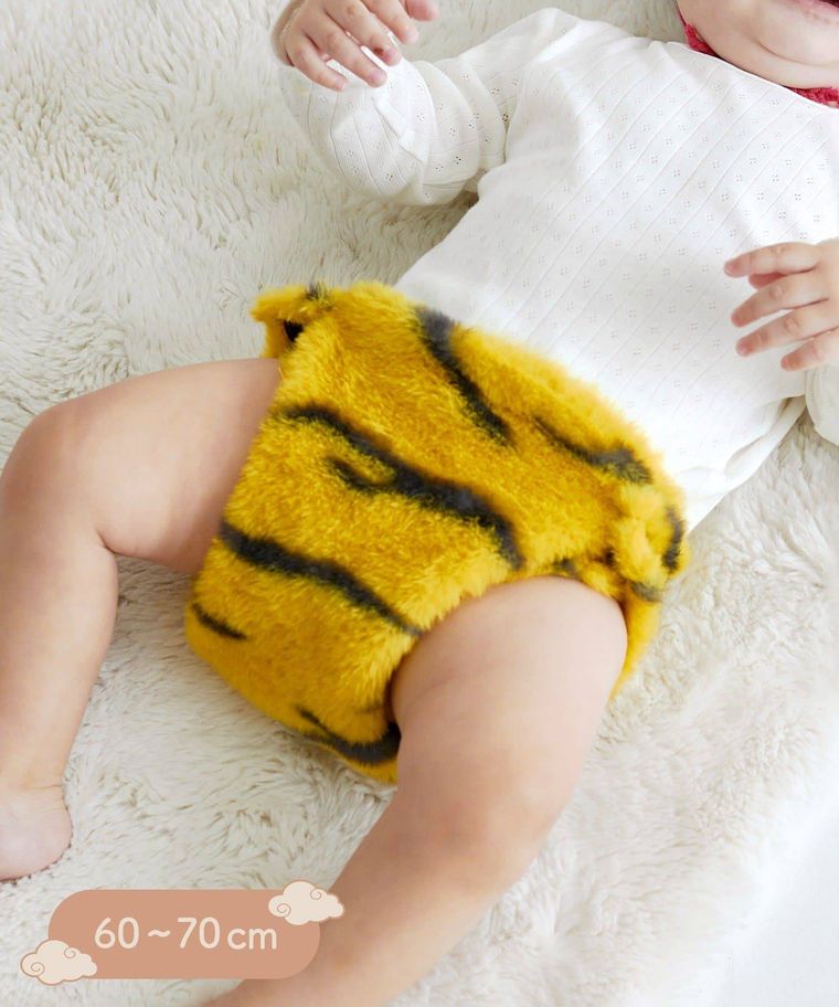 スリーコインズの鬼のオムツをはいた赤ちゃん