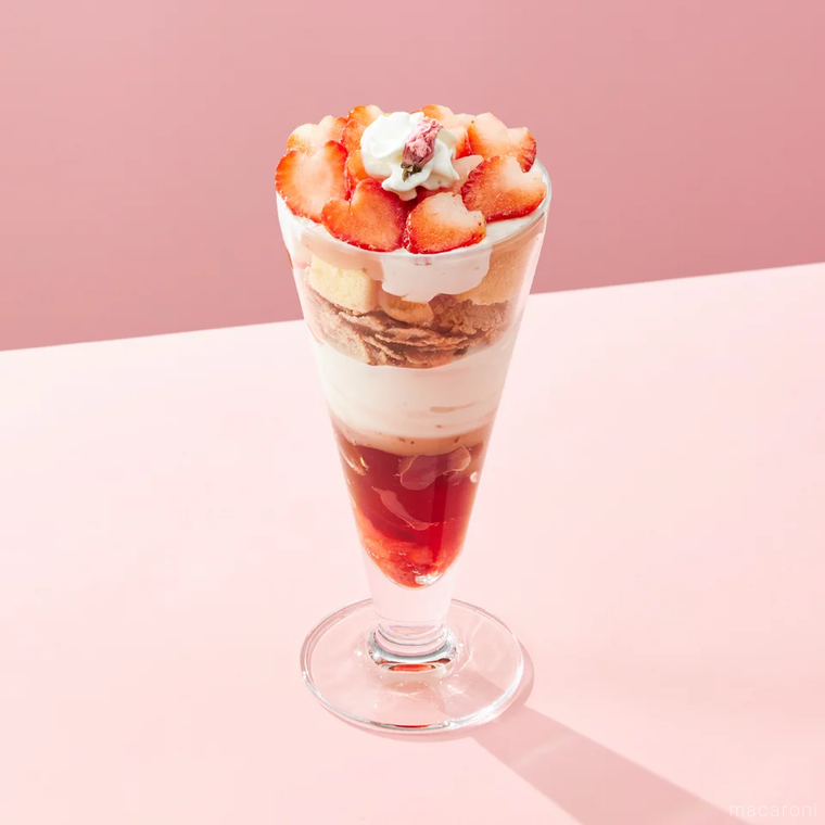 桜の苺ショートケーキパフェ