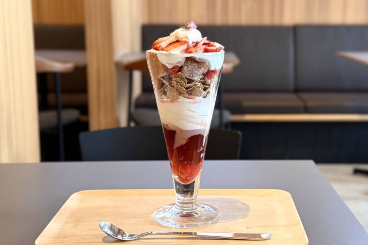 桜の苺ショートケーキパフェ