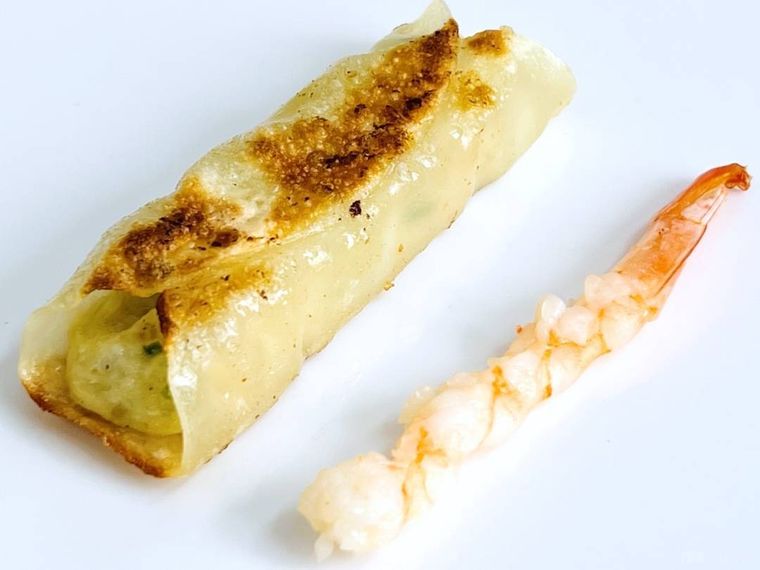 丸ごと海老マンドゥの海老を取り出した様子