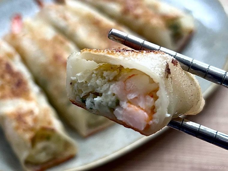 焼いた丸ごと海老マンドゥを箸で持ち上げている様子