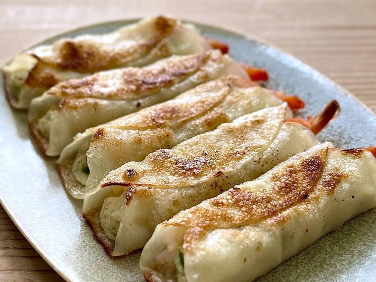 焼いた丸ごと海老マンドゥを皿に盛り付けた様子