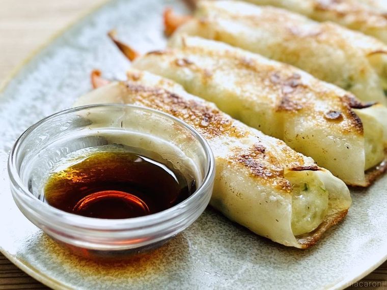 丸ごと海老マンドゥに酢醤油を添えた様子