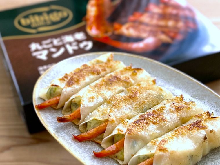 焼いた丸ごと海老マンドゥを皿に盛り付けた様子