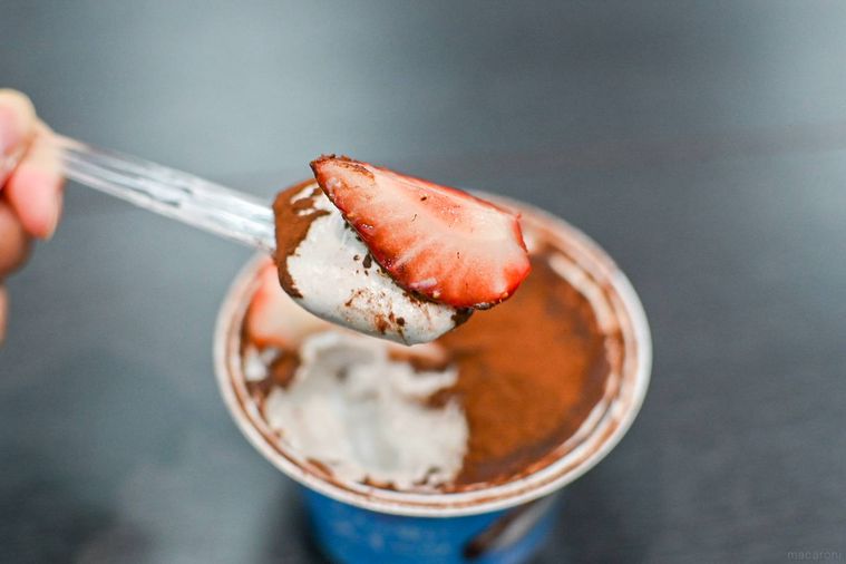 アレンジしたヨーグルトをスプーンですくっているところ