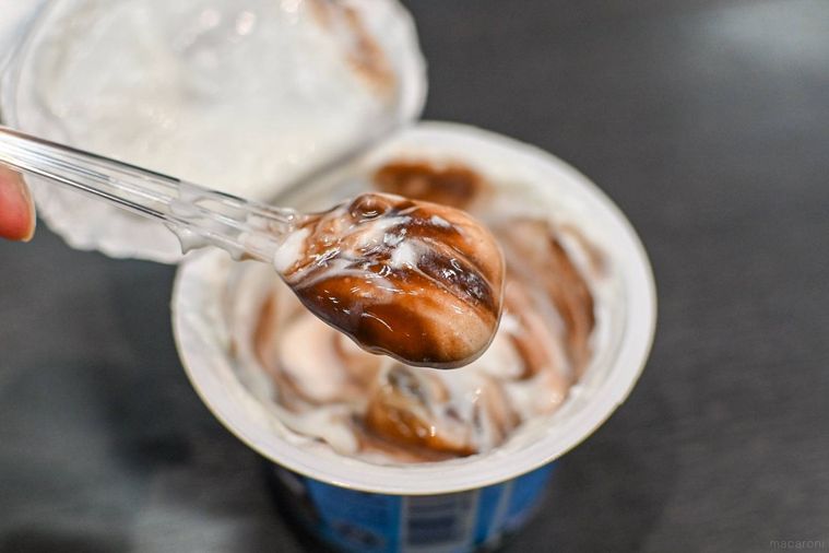 ヨーグルトをスプーンですくっているところ