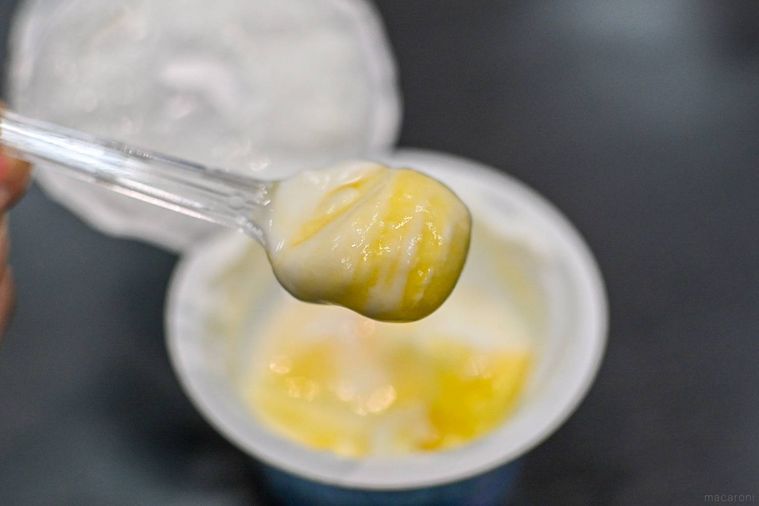ヨーグルトをスプーンですくっているところ