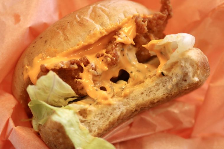 チーズにおぼれるフィレバーガー濃い濃いチェダー