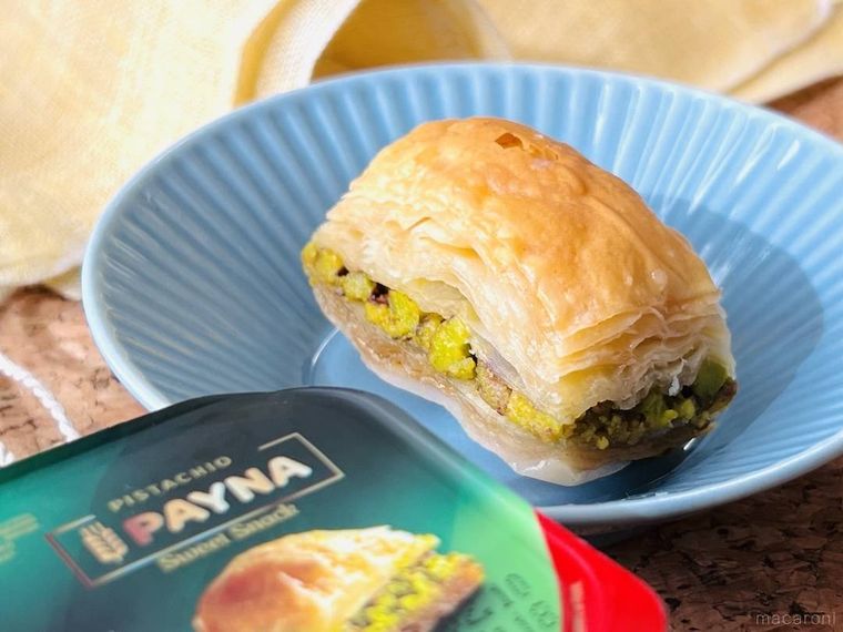 成城石井のパイナ バクラヴァ ピスタチオを皿に盛り付けた様子