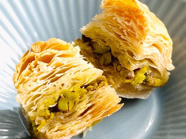 成城石井のパイナ バクラヴァ ピスタチオを半分にカットした様子