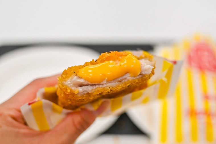 チーズ入りのチキンの断面