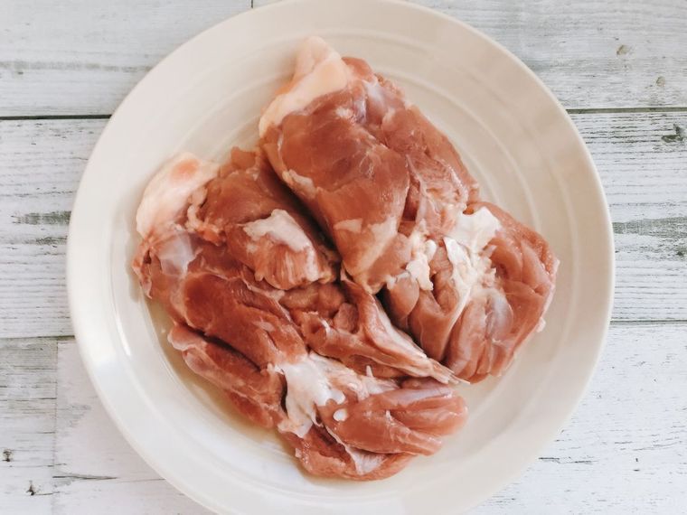 皿の上の鶏むね肉身側