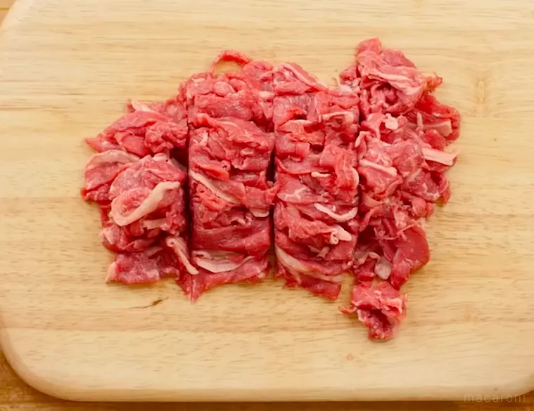 木製のまな板の上にある切られた牛肉