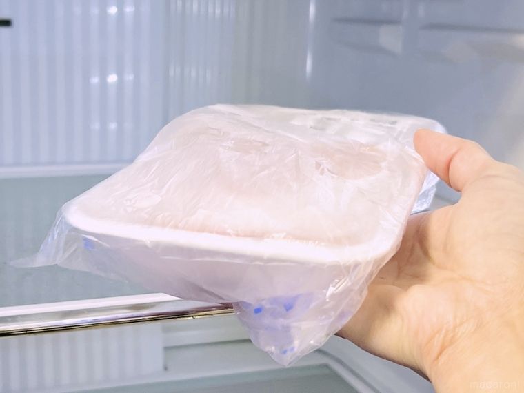 冷凍した鶏むね肉を冷蔵庫に移している様子
