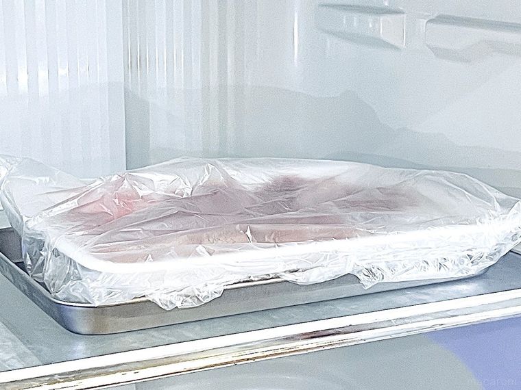 凍ったお肉を冷蔵庫で解凍している様子