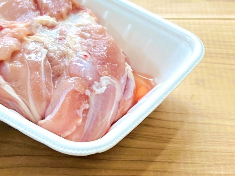 鶏肉からドリップが出ている様子