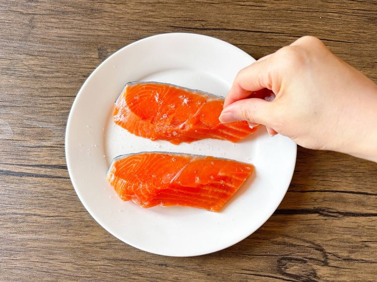 生鮭に塩を振る様子