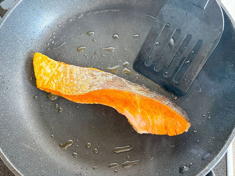 フライパンで生鮭を焼く様子