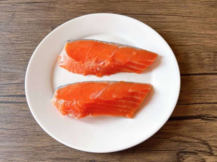 白色の皿におかれた生鮭