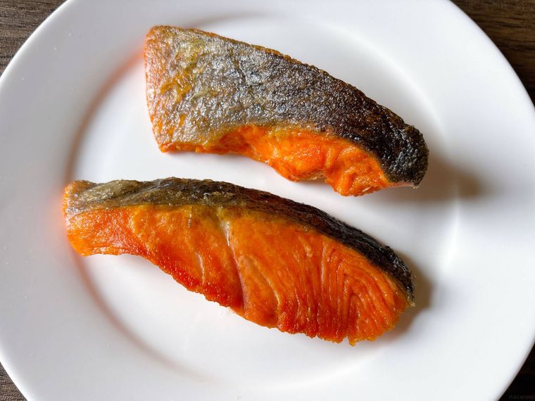 白色の皿におかれたパサパサに焼けた鮭