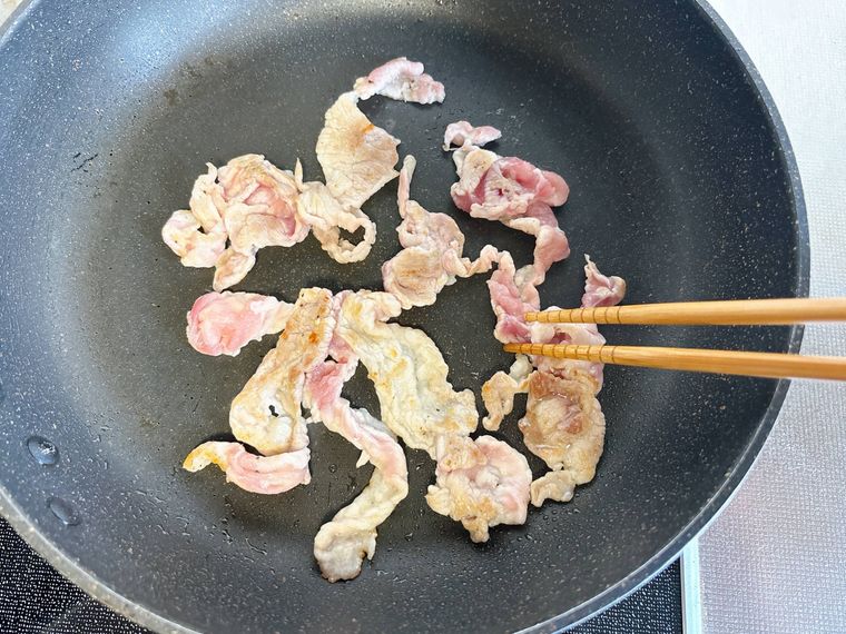 フライパンで豚こま肉を炒める様子