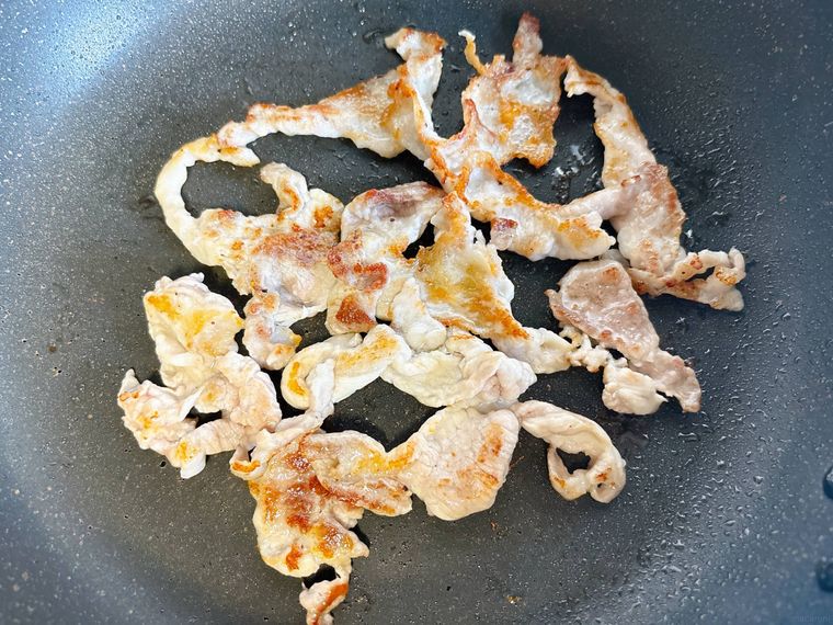 フライパンで豚こま肉を強火で炒めたもの