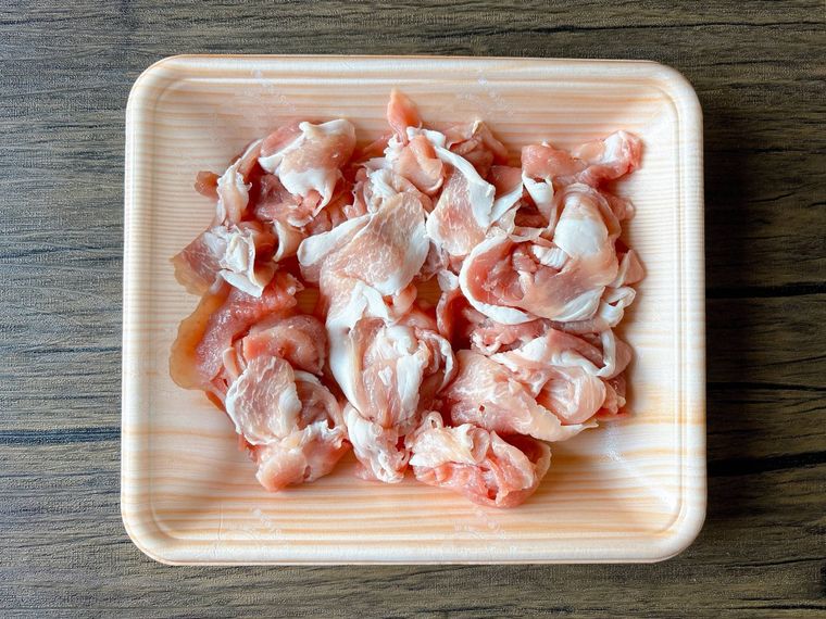 トレーにおかれた豚こま肉